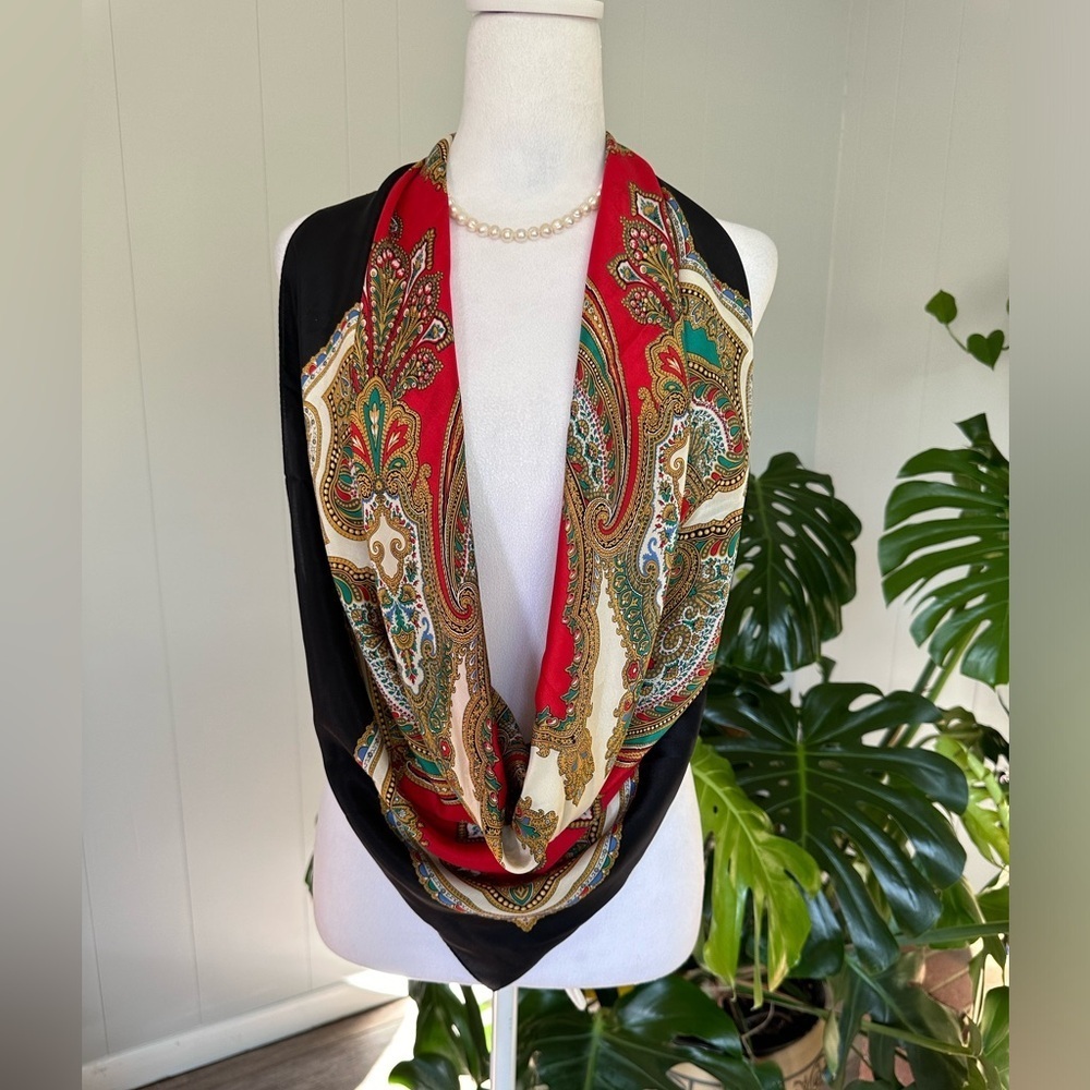 💝CLUB 7 E C H O 100% Silk 35X34 inches scarf excellent condition.